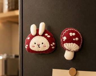 Paquete de 2 imanes de tela adorables (conejo rojo y seta) – Decoración para el refrigerador, accesorio de cocina estilo rústico, regalo para amantes de los conejos