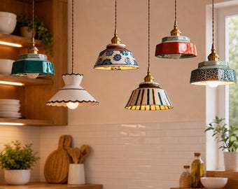 Lampada a sospensione vintage in ceramica e rame, ideale per cucina in stile rustico o isola cucina.