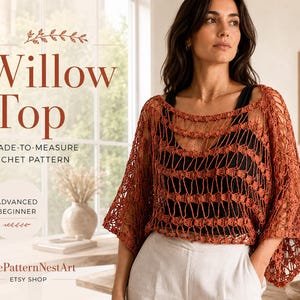 Könnte beinhalten: Ein rostfarbenes, locker sitzendes Häkeloberteil mit durchbrochenem Muster, getragen über einem schwarzen Tanktop. Das Bild enthält den Text: Willow Top, A Made-to-Measure Crochet Pattern, Advanced Beginner und ThePatternNestArt Etsy Shop.