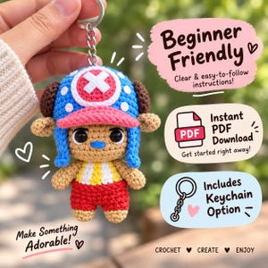 Puede incluir: Un llavero de ganchillo de un personaje con gorro azul con cruz blanca, astas marrones, cara color canela, camisa a rayas amarillas y blancas y pantalones rojos. El texto incluye Beginner Friendly, Instant PDF Download y Keychain Option.