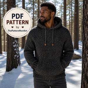 Könnte beinhalten: Ein dunkel anthrazitfarbener Strickpullover mit Kapuze, dicker Rippstruktur, grauen Kordeln mit Holzperlen an den Enden und einer Kängurutasche. Das Bild enthält den Text PDF PATTERN by ThePatternNestArt.