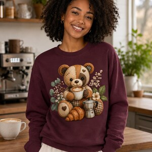 Sudadera con diseño de osito de peluche y café, diseño de osito de peluche en patchwork con café con leche, croissant y flores.