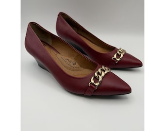 Sofft Women's Size 7 Burgundy Leather Pointed Toe Wedge Heels Gold Chain Comfort