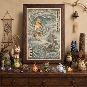 Peut inclure: Une impression d'art encadrée représentant une créature dragonique beige volant au-dessus d'une mer agitée et d'une île volcanique, avec du texte japonais. L'impression est entourée de diverses petites figurines fantastiques, dont un renard.