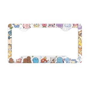 Könnte beinhalten: Ein rechteckiger Kennzeichenhalter mit weißem Hintergrund, der mit einem sich wiederholenden Muster aus verschiedenen bunten Cartoon-Kreaturen verziert ist. Das Design umfasst Figuren wie Pikachu, Jigglypuff, Diglett und Magikarp am Rand.