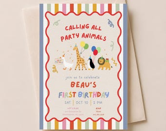 Könnte beinhalten: Eine rechteckige Geburtstagseinladungskarte mit rotem Wellenrand und vertikalen Streifen. Sie zeigt Illustrationen einer Gans, einer Giraffe, eines Pinguins und eines Löwen mit Partyhüten sowie den Text Calling All Party Animals, Beau's First Birthday, Sat Oct 10 2 PM und RSVP-Details.