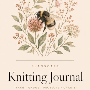 Op de afbeelding: Een crèmekleurige omslag voor een breijournal met een aquarelillustratie van een hommel op een klaverbloem, omringd door botanische takjes. De tekst luidt: PLANSCAPE Knitting Journal, YARN GAUGE PROJECTS + CHARTS en 28 PAGES.