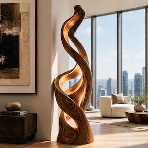 Puede incluir: Una lámpara de pie alta hecha de madera oscura con vetas naturales y patrones en espiral. La estructura presenta un diseño escultórico alargado y retorcido que se eleva, con iluminación cálida integrada que ilumina las curvas interiores.