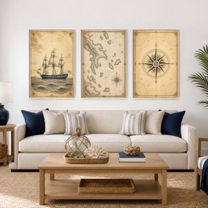 Puede incluir: Un conjunto de tres cuadros de pared que muestran un velero de estilo antiguo en el océano, un mapa costero detallado con una pequeña rosa de los vientos y una gran rosa de los vientos de navegación, todo en tonos sepia y crema.