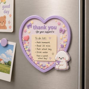 Könnte beinhalten: Eine herzförmige, violette magnetische Memotafel mit dem Text thank you for your support und einer To-Do-Liste mit Punkten wie math homework und read 20 mins. Der Rahmen ist mit kleinen bunten Blumen, Schleifen und einem weißen Welpen verziert.