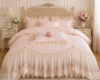 Lyxigt volangbäddset, påslakan i cottagecore, blommig spets, prinsessbäddset, romantiskt täckesete, shabby chic-inredning