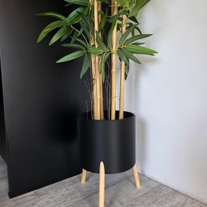 Natuurhouten standaard, donkergrijze plantenbak met 10 cm verhoogde voet.