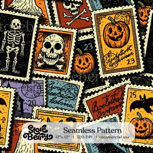 Puede incluir: Un patrón continuo que presenta una colección de sellos postales de estilo vintage con imágenes de Halloween que incluyen calaveras, huesos, calabazas, murciélagos y gatos negros. Los sellos son de colores naranja, negro, morado y crema.
