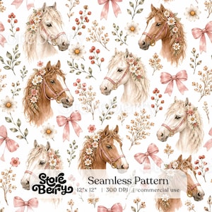 Può includere: Un motivo continuo con illustrazioni di cavalli bianchi e marroni che indossano corone di fiori e cavezze rosa, intervallati da fiocchi rosa e rametti di bacche e foglie su sfondo bianco. Il testo recita Storeberry Seamless Pattern.