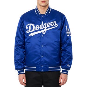 Peut inclure: Une veste universitaire en satin bleu roi avec l'inscription Dodgers en blanc sur la poitrine, un logo LA blanc sur la manche gauche, une fermeture à boutons-pression et des bords-côtes rayés au col, aux poignets et à la taille.