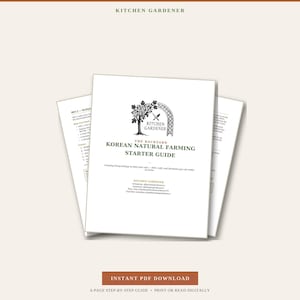 以下が含まれることがあります： Kitchen Gardenerによる「The Backyard Korean Natural Farming Starter Guide」というタイトルの白いデジタルガイド。表紙には黒い木とアーチのロゴ、土壌生物学に関するテキスト、ソーシャルメディアのリンクが記載されています。6ページのPDFドキュメントです。