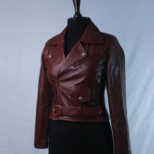 Claire Redfield Läderjacka – Resident Evil Code Veronica Cosplay-dräkt, Vinröd fårskinnsjacka i present