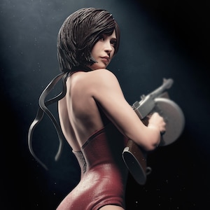 Puede incluir: Una figura coleccionable de un personaje con cabello corto oscuro y un vestido rojo sin espalda. La figura sostiene una ametralladora plateada y marrón y tiene una funda negra atada al muslo. El personaje está posado mirando por encima del hombro.