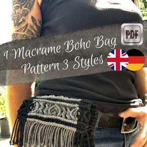 Könnte beinhalten: Eine schwarz-graue Makramee-Tasche mit komplizierten Knotenmustern und Fransen. Der Text auf dem Bild lautet 1 Macrame Boho Bag Pattern 3 Styles, begleitet von einem PDF-Symbol und Flaggen des Vereinigten Königreichs und Deutschlands.