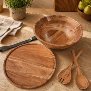 Puede incluir: Un cuenco de madera redondo para ensalada, una bandeja de servicio circular de madera y un par de cubiertos de madera para ensalada. Los art&iacute;culos presentan un patr&oacute;n de veta de madera marr&oacute;n claro natural. El cuenco es profundo.