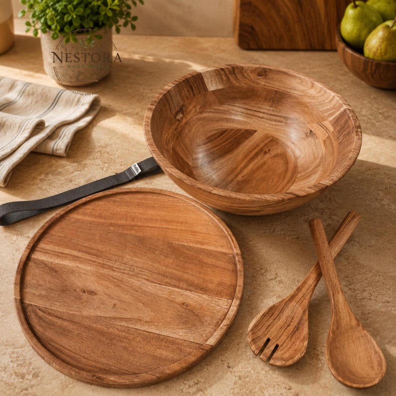 Puede incluir: Un cuenco de madera redondo para ensalada, una bandeja de servicio circular de madera y un par de cubiertos de madera para ensalada. Los art&iacute;culos presentan un patr&oacute;n de veta de madera marr&oacute;n claro natural. El cuenco es profundo.
