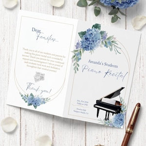 Könnte beinhalten: Ein gefaltetes Programmheft für das Klavierkonzert von Amandas Schülern mit blauen Hortensien-Illustrationen, einer Grafik eines schwarzen Flügels und Text wie Dear Families, Thank you, July 31st 2016, Friday at 2PM und Maxion Hall Newport Beach, CA.