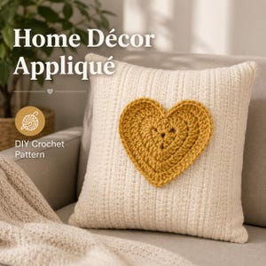 Pode incluir: Uma almofada quadrada de crochê na cor creme com um padrão canelado texturizado e uma grande aplicação de coração de crochê amarelo mostarda centralizada. A imagem inclui o texto Home Décor Appliqué e DIY Crochet Pattern.