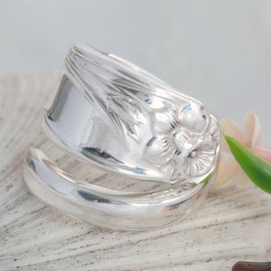 Spoon Ring, Daffodil Silverware spoon Ring. Vintage 1950 Spoon Ring, Daffodil Flower Ring, Ring Size 6 to 11.5, Silver Spoon Ring(mcf  R107)