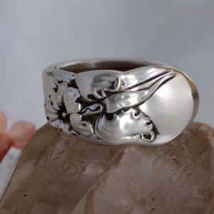 Spoon Ring. White Orchid Spoon Ring, Vintage Spoon Ring, 1953 Spoon Jewelry, Floral Silverware Spoon Ring, Heirloom Spoon Ring   (mcf  R113)