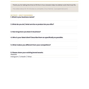 Könnte beinhalten: Ein weißes Dokument mit dem Titel Client Project Questionnaire und einer goldenen horizontalen Linie. Es enthält einen Abschnitt namens SECTION 01 - ABOUT YOUR BUSINESS sowie sechs nummerierte Fragen zu Firmenname, Dienstleistungen und Assets.