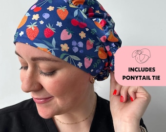 DuoStyle Scrub Hat - Fruktiga sommarbär och frukt - Mjuk scrubhatt för kvinnor med hästsvans