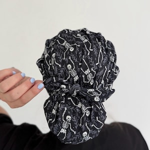 CloudCaps Scrub Cap - Dancing Bones - Mjuk Scrub Cap för kvinnor med hästsvans
