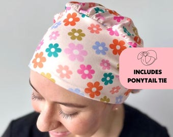 DuoStyle Scrub Hat - Groovy Multicolor Floral - Frauen Scrub Cap