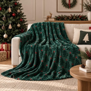 Könnte beinhalten: Eine dunkelgrüne Plüschdecke mit einem sich wiederholenden Muster aus strukturierten Weihnachtsbäumen und kleinen roten Schleifen. Der weiche, flauschige Stoff liegt über einem hellen Sofa und zeigt einen tiefen Smaragdton sowie ein festliches Design.