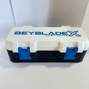 Beyblade X | Scatola da Competizione per Trottole Beyblade X, Deck Case 3 su 3, Snap Lock, Compatibile con BX/ UX/ CX, Personalizzabile