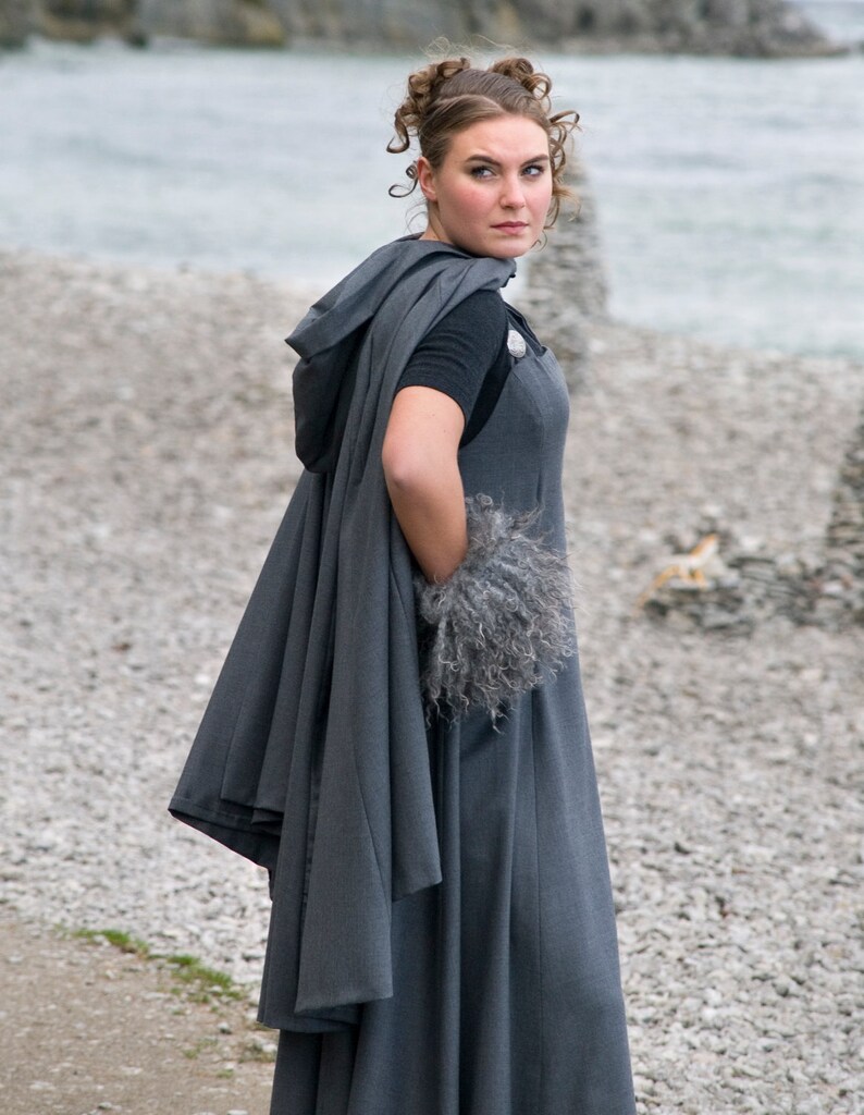 Woolen Viking dress Havde with Viking buttons from silver image 1