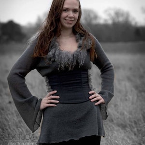 Ravn lange rechte Wollen Vikingrok met hoge taille en Vikingornamenten.
