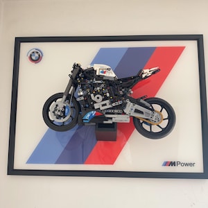 BMW M 1000 RR Wanddisplay – 42130 Displayrahmen – 50 x 70 cm Acryl-Motorraddisplay – LEGO Motorrad-Wandhalterung – Kompatibel mit LEGO