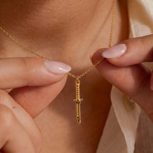 Vergulde dolkketting, kleine zwaardhanger, minimalistische, stoere sieraden, koksmesketting, verfijnde gouden sieraden, kerstcadeau voor haar