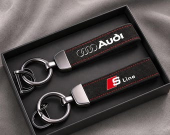 Llavero Audi de Alcantara: Anillas repujadas, herrajes color gris plomo.