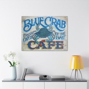 Tela Blue Crab Cafe da un cartello originale dipinto a mano e con lettere / Arte della parete di frutti di mare / Arredamento in stile vintage / Arredamento per la casa sulla spiaggia /Netflix