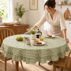 Runde Tischdecke mit grünem Vichy-Karo und Rüschenrand im Landhausstil