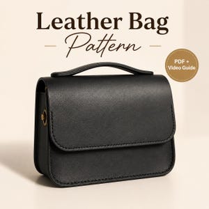 Może przedstawiać: Czarna skórzana torebka z górnym uchwytem i zapięciem na klapę. Nad torebką widoczny jest napis "Leather Bag Pattern" oraz okrągła odznaka z napisem "PDF + Video Guide". Torebka posiada widoczne przeszycia wzdłuż krawędzi i metalowe okucia.