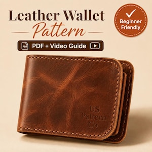 Könnte beinhalten: Ein braunes Lederportemonnaie mit sichtbaren Nähten und abgerundeten Ecken. Der Text "US Pattern Co" ist auf der Vorderseite eingeprägt. Darüber steht "Leather Wallet Pattern", "PDF + Video Guide" und "Beginner Friendly".