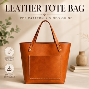 Op de afbeelding: Een lichtbruine leren tas met twee handvatten bevestigd met metalen klinknagels en een groot voorvak. De tekst luidt LEATHER TOTE BAG, PDF PATTERN + VIDEO GUIDE, BEGINNER FRIENDLY en INSTANT DOWNLOAD, met iconen voor naaien en downloaden.