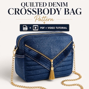 Puede incluir: Un bolso bandolera de mezclilla acolchada azul oscuro con correa de cadena dorada, cremalleras doradas y un tirador de borla dorada. El texto QUILTED DENIM CROSSBODY BAG Pattern PDF + VIDEO TUTORIAL indica un proyecto de costura digital.