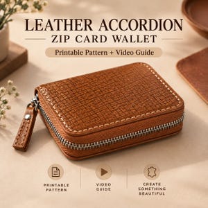 Puede incluir: Un tarjetero de cuero marrón tipo acordeón con cremallera, superficie texturizada y cierre de metal plateado. El texto dice LEATHER ACCORDION ZIP CARD WALLET, Printable Pattern + Video Guide, PRINTABLE PATTERN, VIDEO GUIDE, CREATE SOMETHING BEAUTIFUL.