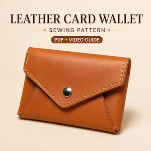Könnte beinhalten: Ein hellbraunes Leder-Kartenetui mit dreieckiger Klappe, silbernem Metalldruckknopf und gelben Nähten. Der Text darüber lautet LEATHER CARD WALLET SEWING PATTERN und PDF + VIDEO GUIDE, was auf ein digitales Schnittmuster hinweist.