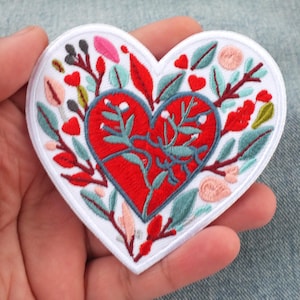 Toppa ricamata a forma di cuore bianco, distintivo floreale a forma di cuore rosso, applicazione romantica termoadesiva, accessorio carino per giacca e borsa.