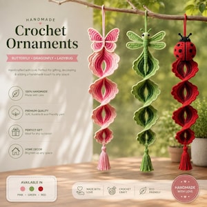 Puede incluir: Tres adornos de ganchillo colgantes con forma de mariposa rosa, libélula verde y mariquita roja. Cada adorno tiene un cuerpo en espiral de varias capas que termina en una borla a juego. El texto dice Handmade Crochet Ornaments.